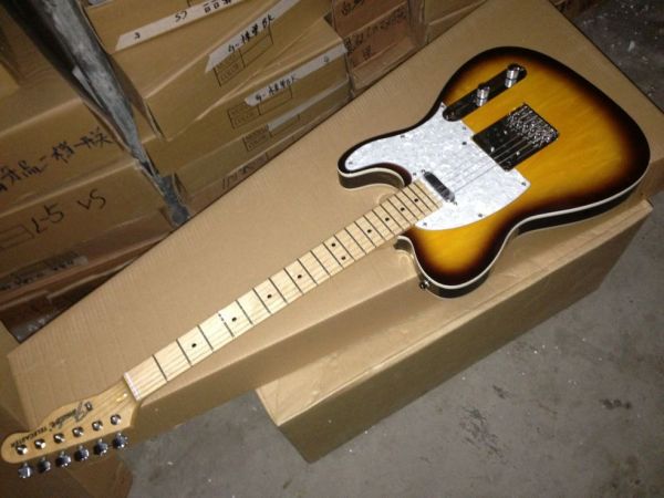 GUITARRA TELECASTER COM O CASE